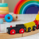 juguetes de madera, como cocinas y puzzles