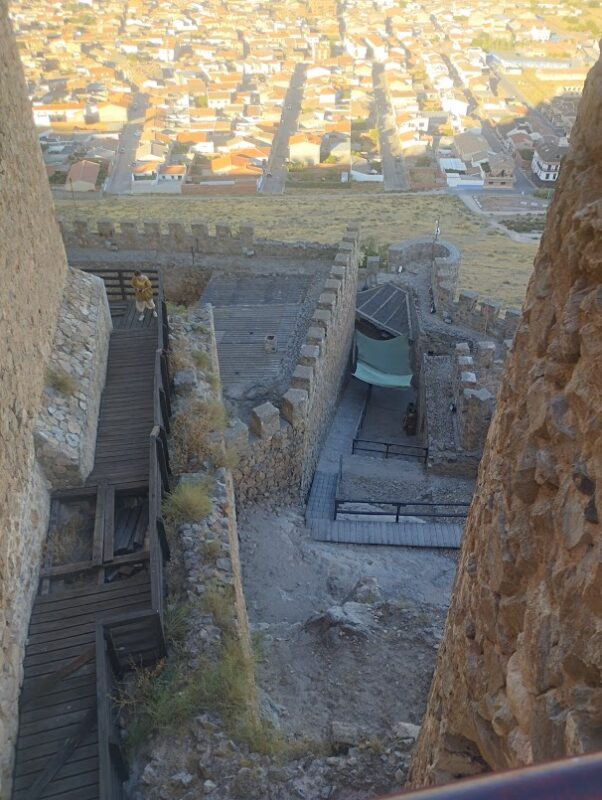 dentro del castillo de consuegra medieval